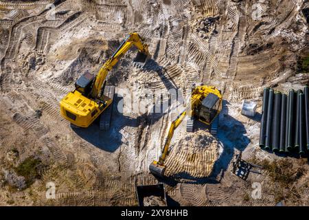 Luftaufnahme von schweren Maschinen, zwei Baggern, die an Bauarbeiten arbeiten. Februar 2024. Stockfoto