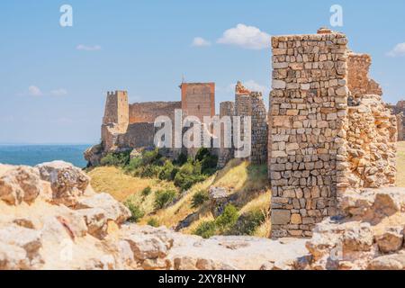 Gormaz, Spanien, 13. August 2024. Blick auf das, was auf einem Hügel der Burg von Gormaz, einer Festung des Kalifums in der Provinz Soria, Castilla y León, übrig geblieben ist Stockfoto