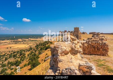 Gormaz, Spanien, 13. August 2024. Blick auf das, was auf einem Hügel der Burg von Gormaz, einer Festung des Kalifums in der Provinz Soria, Castilla y León, übrig geblieben ist Stockfoto