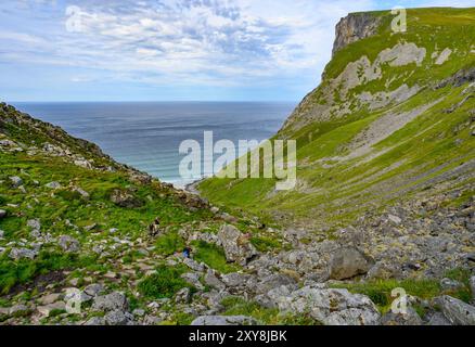 Flakstad, Norwegen. August 2024. Die abgeschiedene Bucht von Kvalvika auf dem Lofoten-Archipel in Nordnorwegen im Norwegischen Meer. Quelle: Patrick Pleul/dpa/Alamy Live News Stockfoto