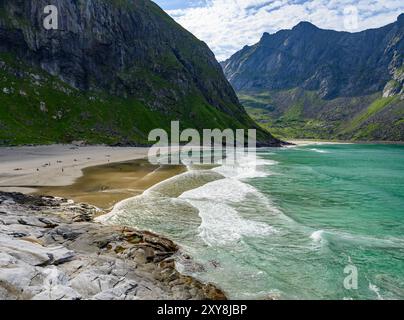 Flakstad, Norwegen. August 2024. Die abgeschiedene Bucht von Kvalvika auf dem Lofoten-Archipel in Nordnorwegen im Norwegischen Meer. Quelle: Patrick Pleul/dpa/Alamy Live News Stockfoto