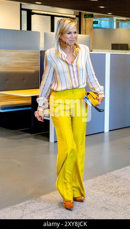 Den Haag, Niederlande. August 2024. Königin Maxima von den Niederlanden am Helpdesk Geldzaken in den Haag, am 28. August 2024, können die Einwohner 39 verschiedene Helpdesk-Standorte besuchen, um einen kostenlosen Einblick in ihre Einnahmen und Ausgaben zu erhalten. Gutschrift: Albert Nieboer/Netherlands OUT/Point de Vue OUT/dpa/Alamy Live News Stockfoto