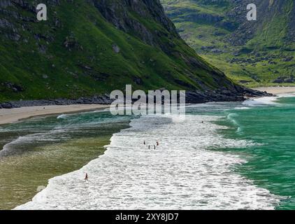 Flakstad, Norwegen. August 2024. Die abgeschiedene Bucht von Kvalvika auf dem Lofoten-Archipel in Nordnorwegen im Norwegischen Meer. Quelle: Patrick Pleul/dpa/Alamy Live News Stockfoto