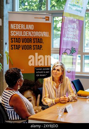 Den Haag, Niederlande. August 2024. Königin Maxima von den Niederlanden am Helpdesk Geldzaken in den Haag, am 28. August 2024, können die Einwohner 39 verschiedene Helpdesk-Standorte besuchen, um einen kostenlosen Einblick in ihre Einnahmen und Ausgaben zu erhalten. Gutschrift: Albert Nieboer/Netherlands OUT/Point de Vue OUT/dpa/Alamy Live News Stockfoto