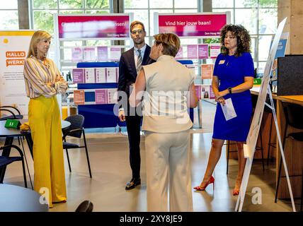 Den Haag, Niederlande. August 2024. Königin Maxima von den Niederlanden am Helpdesk Geldzaken in den Haag, am 28. August 2024, können die Einwohner 39 verschiedene Helpdesk-Standorte besuchen, um einen kostenlosen Einblick in ihre Einnahmen und Ausgaben zu erhalten. Gutschrift: Albert Nieboer/Netherlands OUT/Point de Vue OUT/dpa/Alamy Live News Stockfoto