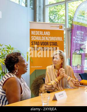 Den Haag, Niederlande. August 2024. Königin Maxima von den Niederlanden am Helpdesk Geldzaken in den Haag, am 28. August 2024, können die Einwohner 39 verschiedene Helpdesk-Standorte besuchen, um einen kostenlosen Einblick in ihre Einnahmen und Ausgaben zu erhalten. Gutschrift: Albert Nieboer/Netherlands OUT/Point de Vue OUT/dpa/Alamy Live News Stockfoto