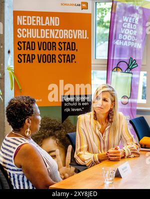 Den Haag, Niederlande. August 2024. Königin Maxima von den Niederlanden am Helpdesk Geldzaken in den Haag, am 28. August 2024, können die Einwohner 39 verschiedene Helpdesk-Standorte besuchen, um einen kostenlosen Einblick in ihre Einnahmen und Ausgaben zu erhalten. Gutschrift: Albert Nieboer/Netherlands OUT/Point de Vue OUT/dpa/Alamy Live News Stockfoto