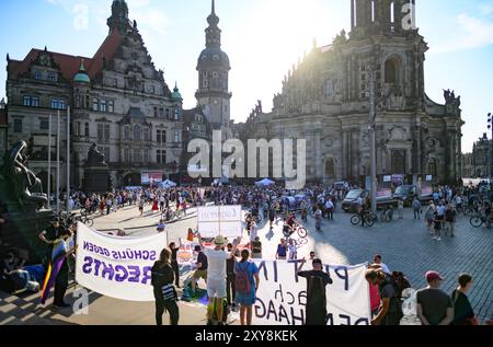 Dresden, Deutschland. August 2024. Besucher und Gegner einer Wahlkampagne des BSW Sachsen zur Landtagswahl folgen der Rede des BSW-Landesvorsitzenden Wagenknecht auf dem Schlossplatz. Robert Michael/dpa/Alamy Live News Stockfoto