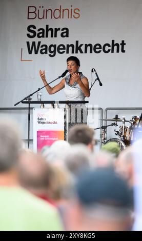 Dresden, Deutschland. August 2024. Sahra Wagenknecht, BSW-Bundesvorsitzende, spricht auf der Bühne auf dem Schlossplatz während eines Wahlkampfs des BSW Sachsen zur Landtagswahl. Robert Michael/dpa/Alamy Live News Stockfoto