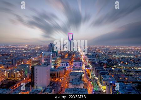 Blick aus der Luft auf die Skyline von Riad bei Nacht Stockfoto