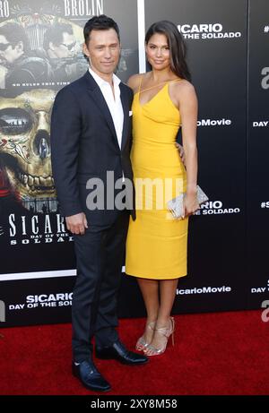 Jeffrey Donovan und Michelle Woods bei der Premiere von „Sicario: Day of the Soldado“ in Los Angeles am 26. Juni 2018 im Regency Village Theatre in Westwood, USA. Stockfoto