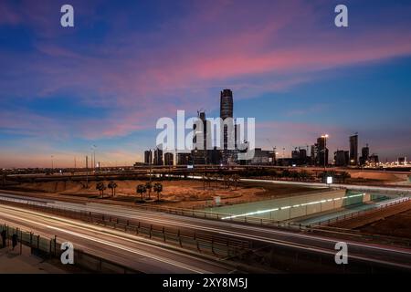 Die Skyline von Riyadh City wird bei Nacht beleuchtet Stockfoto