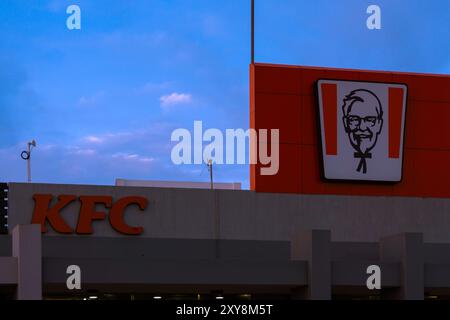 11MAY2024, MAURITIUS - Blick auf das KFC Restaurant mit ikonischem Logo und Plakatwand mit blauem Himmel im Hintergrund Stockfoto