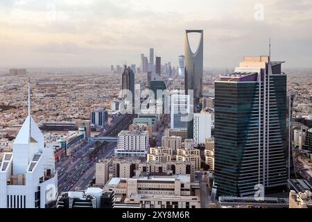 Blick aus der Luft auf die Skyline von Riad bei Nacht Stockfoto