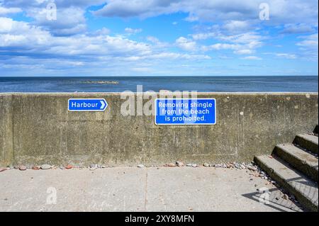 Das Entfernen von Kieselsteinen vom Strand ist verboten, Stonehaven, Aberdeenshire, Schottland, Vereinigtes Königreich, Europa Stockfoto