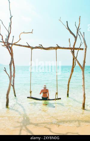 Weibliche Touristen auf Schaukeln genießen Seestern Strand auf der berühmten tropischen Insel Koh Rong, Kambodscha. Touristische Sehenswürdigkeiten berühmte südostasien Insel Schwimmen Pose Stockfoto