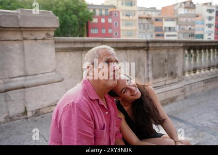 Ein alleinerziehender Vater mit seiner Tochter im Teenageralter auf der Straße. Vereinte Familie Stockfoto