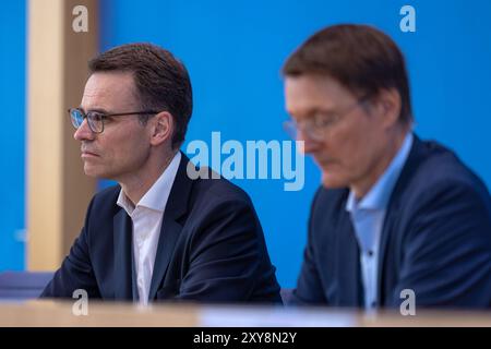 Pressekonferenz zum Thema: Gesundes-Herz-Gesetz Deutschland, Berlin am 28.08.2024: Prof. Dr. Stephan Baldus Klinikdirektor am Herzzentrum der Uniklinik Köln und Bundesgesundheitsminister Prof. Dr. Karl Lauterbach SPD und im Vordergrund. *** Pressekonferenz zum Gesundes Herzgesetz Deutschland, Berlin am 28 08 2024 Prof Dr. Stephan Baldus Klinikdirektor am Herzzentrum des Universitätsklinikums Köln und Bundesgesundheitsminister Prof. Dr. Karl Lauterbach SPD und im Vordergrund Stockfoto