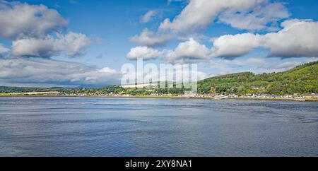 Inverness Scotland der Beauly Firth im Sommer mit Blick auf die Häuser von North Kessock und Charlestown Stockfoto