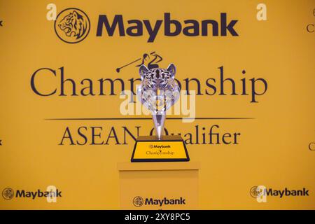 Kuala Lumpur, Malaysia. August 2024. Trophäe der Maybank Championship, die während der Maybank ASEAN-Qualifikationskonferenz 2024 zu sehen war. Maybank ASEAN Qualifier 2024 Trophy Zeremonie und Pressekonferenz im Kuala Lumpur Golf & Country Club. Quelle: SOPA Images Limited/Alamy Live News Stockfoto