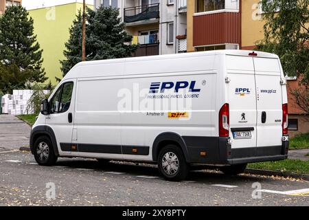 HAVIROV, TSCHECHISCHE REPUBLIK - 23. OKTOBER 2018: Weißer Lieferwagen der Firma PPL, Partner des globalen DHL-Postdienstes, bei der Paketzustellung parkt Stockfoto