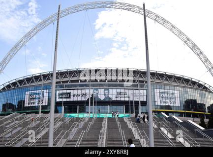 London, England, Großbritannien. August 2024. Die Bildschirme im Wembley Stadium werben für die bevorstehenden Auftritte von Oasis, die derzeit vier Nächte im Juli und August 2025 im berühmten Stadion spielen werden, da die Tickets später in der Woche verkauft werden. Die Rockband aus Manchester unter der Leitung von Noel und Liam Gallagher kündigte kürzlich nach 15 Jahren eine Wiedervereinigungstour an. (Kreditbild: © Vuk Valcic/ZUMA Press Wire) NUR REDAKTIONELLE VERWENDUNG! Nicht für kommerzielle ZWECKE! Stockfoto