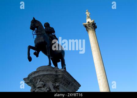 Reiterdenkmal für Karl I. (von Le Sueur, 1633) und Nelson's Column am Trafalgar Square (1829–1841 zum Gedenken an Nelsons Sieg angelegt) Stockfoto