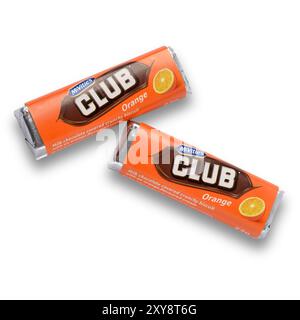 Zwei McVities Orange Chocolate Club Kekse von oben isoliert auf weiß mit Schneideweg Stockfoto