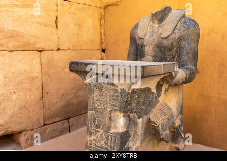 Die kolossale Statue einer altägyptischen Gottheit, die den heiligen Tempelkomplex in Karnak bewacht. Dieses großartige Kunstwerk bietet einen Einblick in. Stockfoto