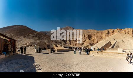 Luxor, Ägypten; 16. Januar 2024: Die antike Nekropole von Theben und das atemberaubende Panorama des Tals der Könige. Dieses heilige Tal hat Hous Stockfoto