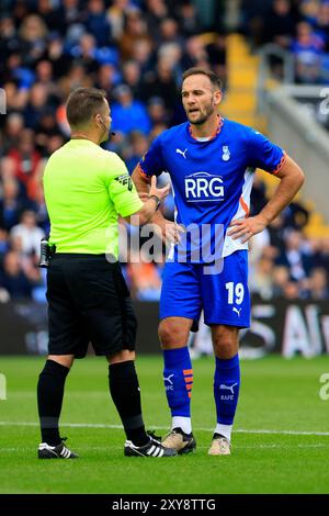 Dan Gardner vom Oldham Athletic Association Football Club während des Vanarama National League Spiels zwischen Oldham Athletic und Gateshead im Boundary Park, Oldham am Montag, den 26. August 2024. (Foto: Eddie Garvey | MI News) Credit: MI News & Sport /Alamy Live News Stockfoto