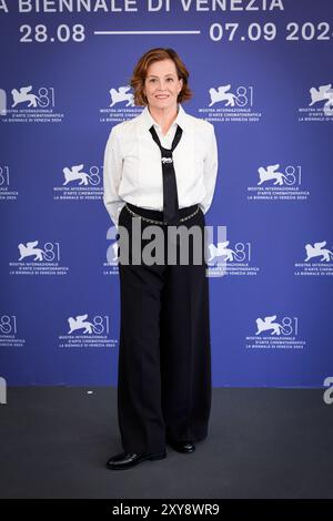 Venedig Lido, Italien. August 2024. Sigourney Weaver nimmt am 28. August 2024 in Venedig, Italien, am Fotobesuch „Golden Lion for Lifetime Achievement“ beim 81. Internationalen Filmfestival von Venedig Teil. (Foto: Daniele Cifala/NurPhoto) Credit: NurPhoto SRL/Alamy Live News Stockfoto