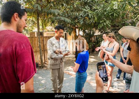 SIEM Ream, Kambodscha - 21. februar 2023: Touristische Posen halten in Händen afrikanische Riesenratte. HeroRats Ausflug im APOPO Visitor Center. Humanitäre Hilfe Stockfoto