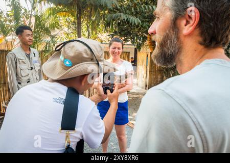 SIEM Ream, Kambodscha - 21. februar 2023: Touristische Posen halten in Händen afrikanische Riesenratte. HeroRats Ausflug im APOPO Visitor Center. Humanitäre Hilfe Stockfoto