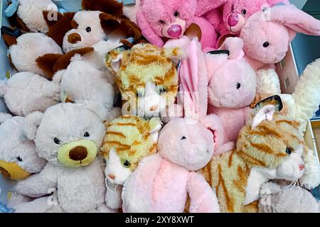 Kuschelspielzeug, Bären, Hasen, Tiger verwechselt zum Verkauf. Stockfoto