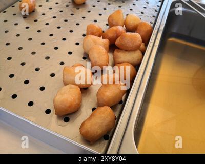 Die Loukoumades ist ein traditionelles zypriotisches Gebäck mit einer frittierten Teigkugel, die mit Honig oder Zucker bedeckt ist Stockfoto