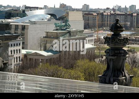 DG-Bank-Gebäude (1998-2000 von Frank Owen Gehry) und Brandenburger Tor (1788–91) vom Reichstag-Dom. Berlin - Mitte. Deutschland. Stockfoto