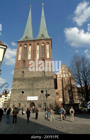 Nikolaikirche - Nikolaikirche (13. Jh.) Mit Doppeltürmen (hinzugefügt von 1876-78). Nikolaiviertel - Nikolaiviertel. Berlin - Mitte. Deutschland. Stockfoto