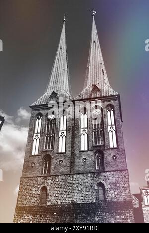 Nikolaikirche - Nikolaikirche (13. Jh.) Mit Doppeltürmen (hinzugefügt von 1876-78). Nikolaiviertel - Nikolaiviertel. Berlin - Mitte. Deutschland. Stockfoto