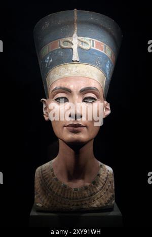 Büste der Königin Nefertiti. Neues Königreich, 18. Dynastie, Amarna-Ära, um 1340 v. Chr. Kalkstein und Gips, Höhe 50 cm. Ägyptisches Museum. Berlin - Charlot Stockfoto