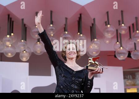 Venedig, Italien. August 2024. Sigourney Weaver erhält den goldenen Löwenpreis beim 81. Internationalen Filmfestival Venedig in Venedig, Italien. August 2024 . (Foto: Gian Mattia D'Alberto/LaPresse) Credit: LaPresse/Alamy Live News Stockfoto