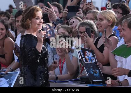 Venedig, Italien. August 2024. Sigourney Weaver erhält den goldenen Löwenpreis beim 81. Internationalen Filmfestival Venedig in Venedig, Italien. August 2024 . (Foto: Gian Mattia D'Alberto/LaPresse) Credit: LaPresse/Alamy Live News Stockfoto