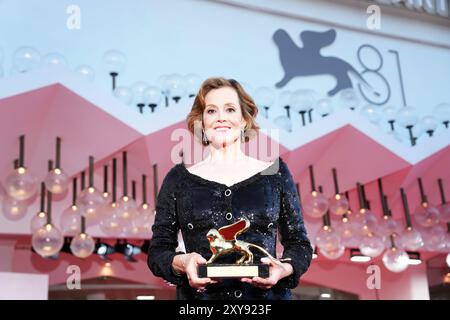 Venedig, Italien. August 2024. Sigourney Weaver erhält den goldenen Löwenpreis beim 81. Internationalen Filmfestival Venedig in Venedig, Italien. August 2024 . (Foto: Gian Mattia D'Alberto/LaPresse) Credit: LaPresse/Alamy Live News Stockfoto