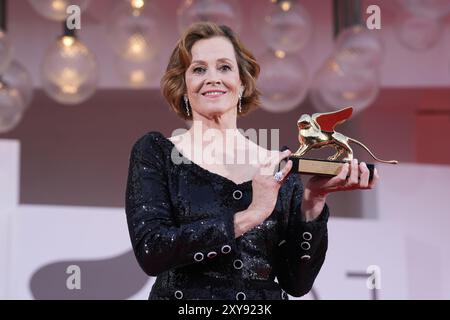 Venedig, Italien. August 2024. Sigourney Weaver erhält den goldenen Löwenpreis beim 81. Internationalen Filmfestival Venedig in Venedig, Italien. August 2024 . (Foto: Gian Mattia D'Alberto/LaPresse) Credit: LaPresse/Alamy Live News Stockfoto