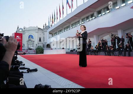 Venedig, Italien. August 2024. Sigourney Weaver erhält den goldenen Löwenpreis beim 81. Internationalen Filmfestival Venedig in Venedig, Italien. August 2024 . (Foto: Gian Mattia D'Alberto/LaPresse) Credit: LaPresse/Alamy Live News Stockfoto