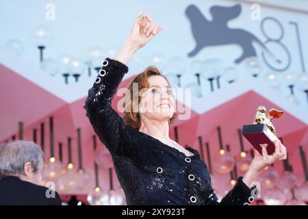 Venedig, Italien. August 2024. Sigourney Weaver erhält den goldenen Löwenpreis beim 81. Internationalen Filmfestival Venedig in Venedig, Italien. August 2024 . (Foto: Gian Mattia D'Alberto/LaPresse) Credit: LaPresse/Alamy Live News Stockfoto