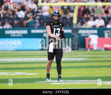 24. August 2024: Der Quarterback Brayden Schager #13 der Hawaii Rainbow Warriors wärmt sich vor dem NCAA-Fußballspiel zwischen den Delaware State Hornets und den Rainbow Warriors der University of Hawaii im Clarence T.C. Ching Complex in Honolulu auf Hawaii auf. Glenn Yoza/CSM Stockfoto