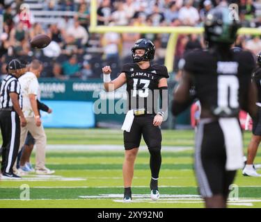 24. August 2024: Der Quarterback Brayden Schager #13 der Hawaii Rainbow Warriors wärmt sich vor dem NCAA-Fußballspiel zwischen den Delaware State Hornets und den Rainbow Warriors der University of Hawaii im Clarence T.C. Ching Complex in Honolulu auf Hawaii auf. Glenn Yoza/CSM Stockfoto