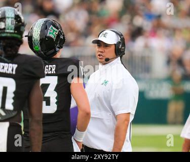 24. August 2024: Timmy Chang, Cheftrainer der Hawaii Rainbow Warriors, spricht mit Brayden Schager #13, bevor das NCAA-Fußballspiel zwischen den Delaware State Hornets und den Rainbow Warriors der University of Hawaii im Clarence T.C. Ching Complex in Honolulu, Hawaii, eröffnet wird. Glenn Yoza/CSM Stockfoto