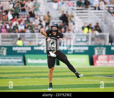 24. August 2024: Der Quarterback Brayden Schager #13 der Hawaii Rainbow Warriors verliert sich vor dem NCAA-Fußballspiel zwischen den Delaware State Hornets und den Rainbow Warriors der University of Hawaii im Clarence T.C. Ching Complex in Honolulu, Hawaii. Glenn Yoza/CSM Stockfoto